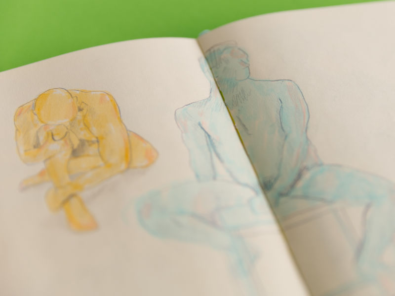 Detail einer Skizzenbuchseite mit zwei Aktzeichnungen in Marker und Buntstift, steht für neu beginnen und Zeichnen lernen im eigenen Tempo mit soulsproud