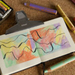 Abstrakte Skizzenbuchseite mit farbigen Linien und Formen, symbolisiert Zeichenkurs für Anfänger und Menschen mit Selbstzweifeln bei soulsproud